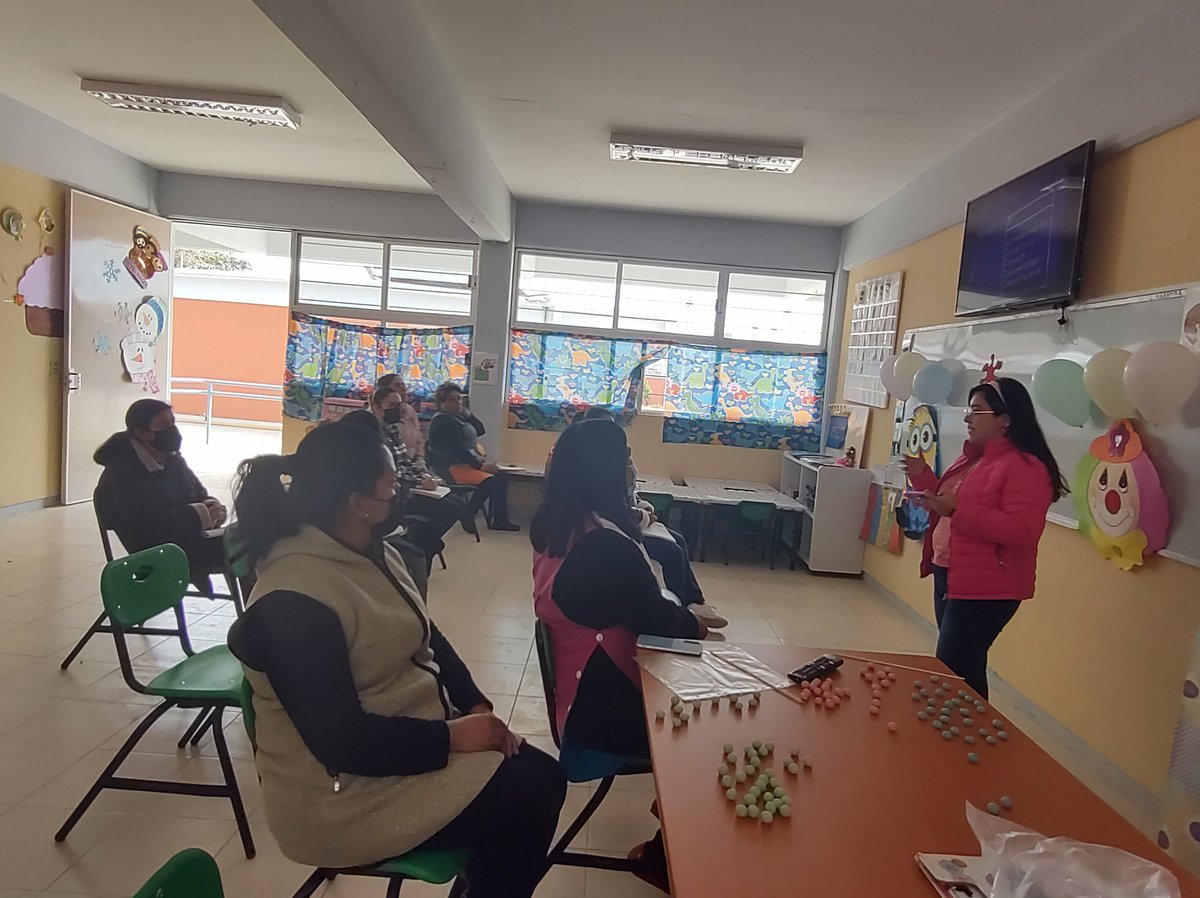Cam5Temoaya's tweet photo. Está tarde se  analizaron  las estrategias que se llevarán a cabo en la institución educativa sobre el desarrollo sustentable basado en la metodología #STEM/STEAM que consistirá en el fortalecimiento de la hortaliza escolar y el reciclado y clasificación de basura. https://t.co/F3By0DOP5c