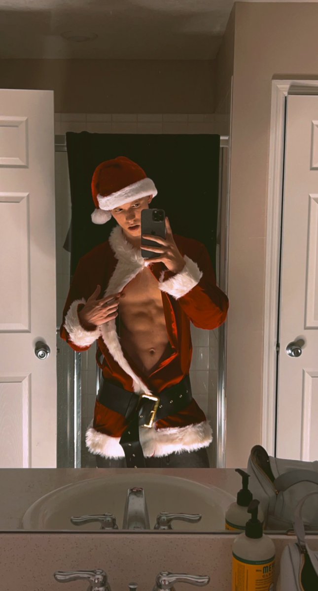 WonkaTiktok's tweet photo. already counting down the days til christmas comes again 🎅🏻 https://t.co/wOJGNu9dyl