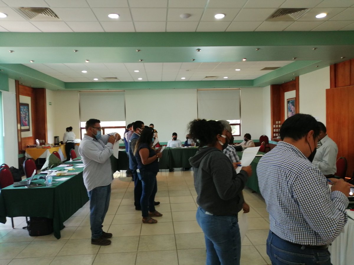 HubPSurCimmyt's tweet image. El trabajo de equipo en estos días es fundamental en el #HubPSur y @ACCIMMYT @CIMMYTesp, gracias @anna_cce @LouisGarcia @RamiroOrtega @AngellaMeetzen @AlejandroRamirez y @AlenjadrinaDavila por compartir en estos días