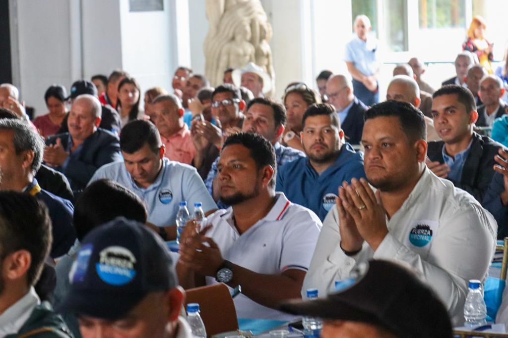 lafuerzavecinal's tweet photo. Nosotros venimos a reconocer los verdaderos liderazgos de toda Venezuela, de abajo hacia arriba. Vamos a construir un país donde quepamos todos. 

#VenezuelaEsFuerzaVecinal ✊️🇻🇪 https://t.co/XwMB3rTEdM