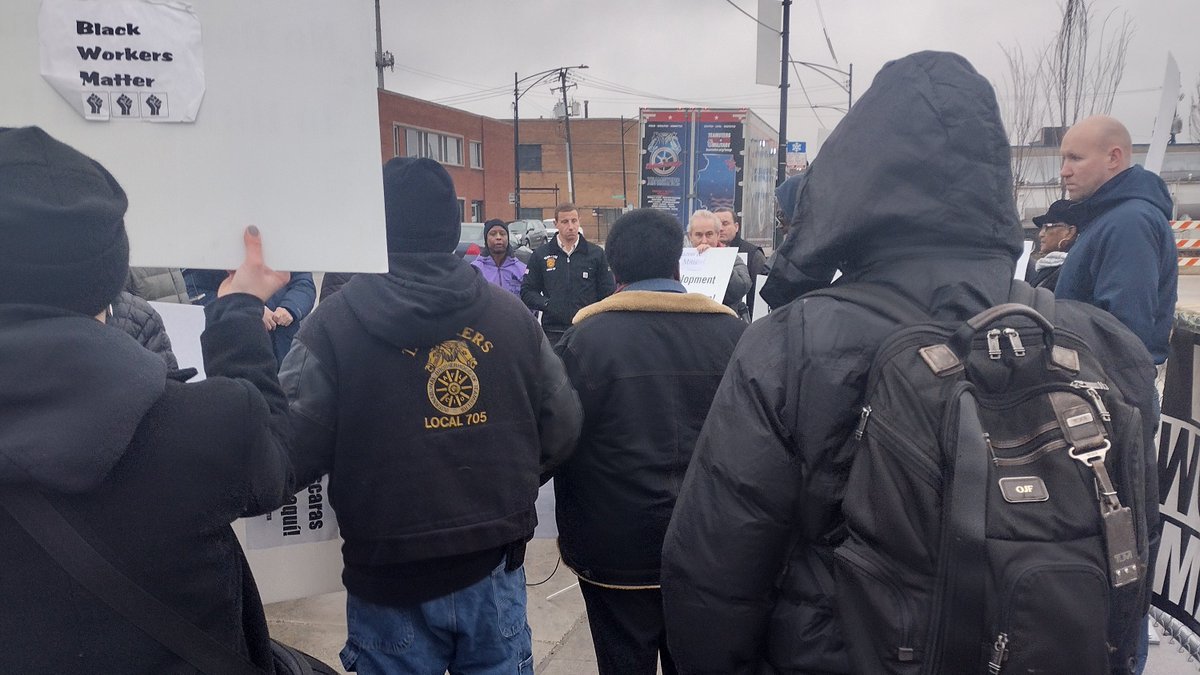 "This is what Amazon does," #Teamsters Joint Council 25 Organizer Pasquale Gianni told the crowd. 

"This mega-corporation sneaks in to communities, and tries to exploit the working class. But we’re not going to let them!" ...