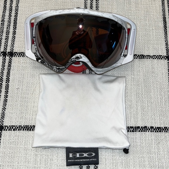 waltermagic1's tweet photo. So good I had to share! Check out all the items I'm loving on @Poshmarkapp #poshmark #fashion #style #shopmycloset #oakley: https://t.co/MRzVp1BluL https://t.co/JFthj9zbQ5