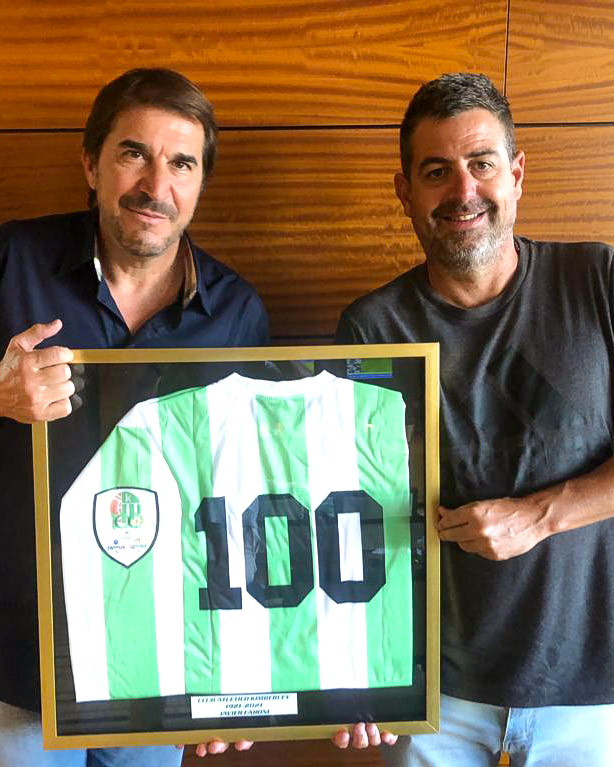 Club Atlético Kimberley (@clubkimberleyok) on Twitter photo NO PODÍAS FALTAR, JAVIER‼️
Los 1️⃣0️⃣0️⃣ años ya pasaron pero seguimos distinguiendo a las personas que han colaborado con el crecimiento del club 🔝
Por eso, el presidente @mignini_luciano se reunió con <a href="/faronijavier/">Faroni Javier</a> para hacerle entrega de la camiseta aniversario
#VamosDragón🐉 NO PODÍAS FALTAR, JAVIER‼️
Los 1️⃣0️⃣0️⃣ años ya pasaron pero seguimos distinguiendo a las personas que han colaborado con el crecimiento del club 🔝
Por eso, el presidente @mignini_luciano se reunió con <a href="/faronijavier/">Faroni Javier</a> para hacerle entrega de la camiseta aniversario
#VamosDragón🐉