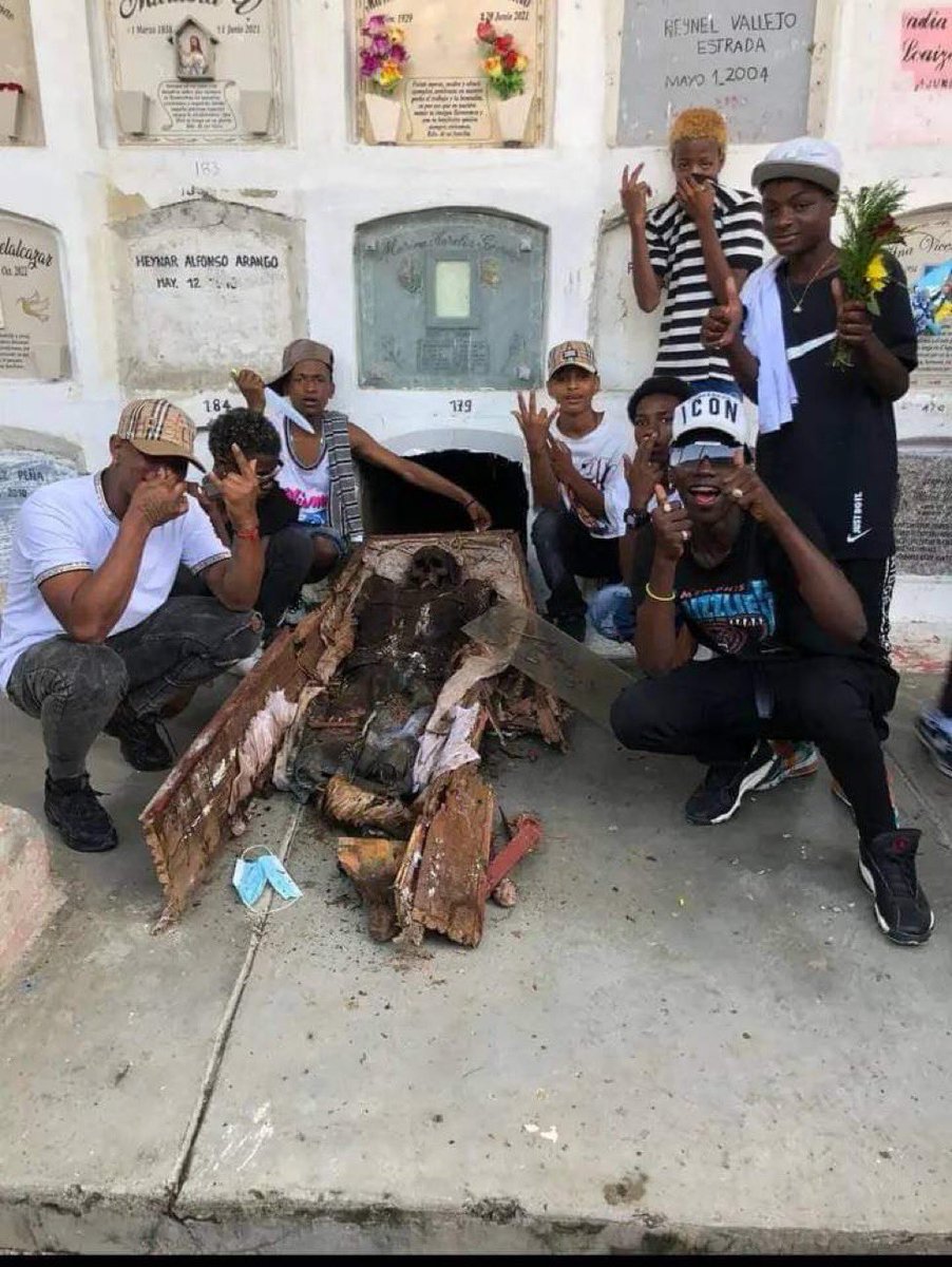 juanmartinbc's tweet photo. Desenterraron al “socio” para tomarse la foto. La descomposición de la sociedad conducirá a los jóvenes al salvajismo y nadie saldrá librado del debacle al que se dirige Cali. https://t.co/aJPb8spn6j