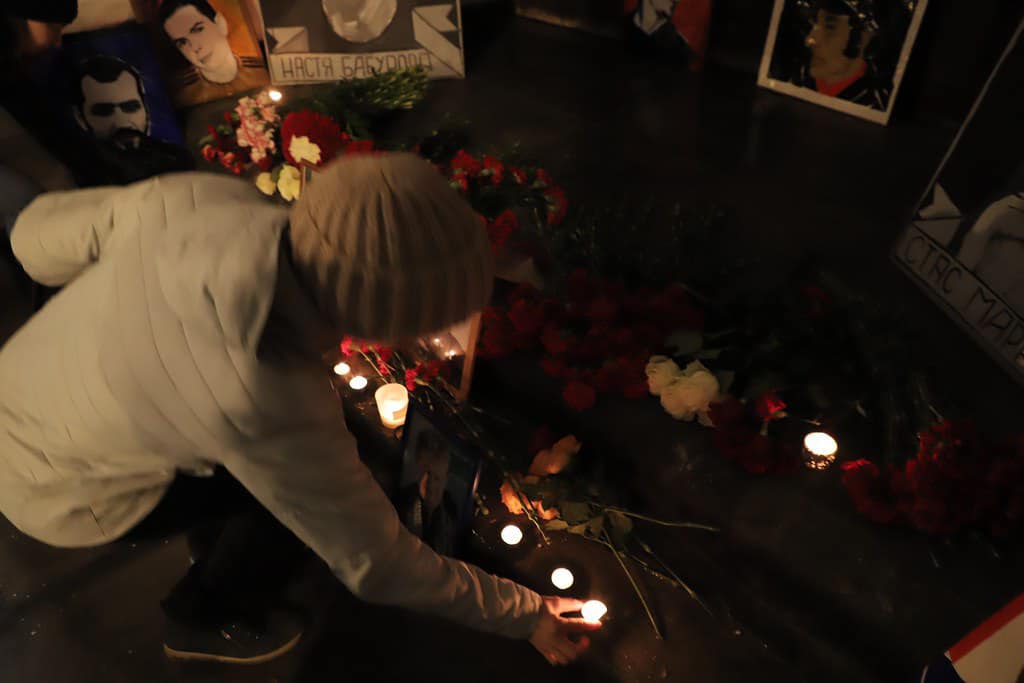 19 января 2009 года в центре Москвы были убиты неонацистами адвокат, правозащитник, общественный активист Станислав Маркелов и журналистка "Новой газеты" и анархистка Анастасия Бабурова. 
14 лет спустя возложение цветов на месте убийства.
Se souvenir, c'est se batter.