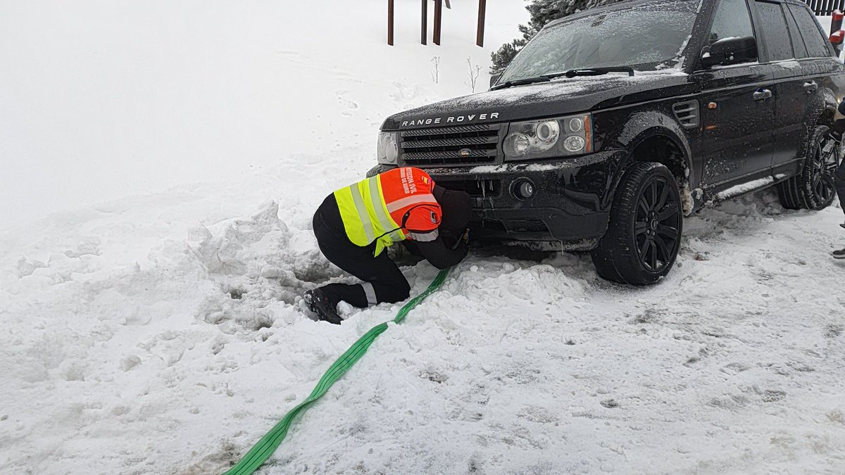 AndresHorcajo75's tweet photo. Gran trabajo de #ERIVE durante los tres últimos días colaborando con D.G.Carreteras con motivo de intensas #nevada en la sierra madrileña🦺🚨💪
#lasprotescuentan
#nieve https://t.co/N4wnshTcGH