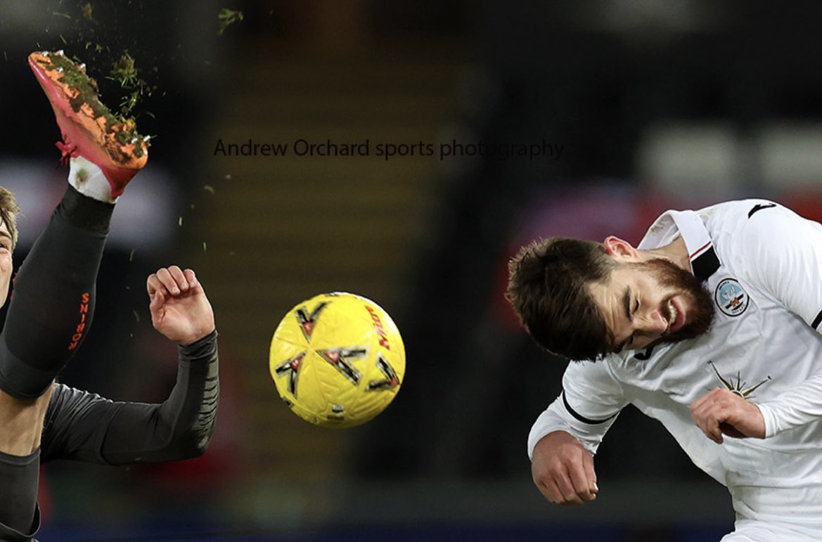 voshans's tweet photo. Hoofd, schouders, knie en teen…
(Foto @sportsphotoAOSP) 
#FACup #SWABRI #Swansea #Bristol https://t.co/21KmmqKsUr