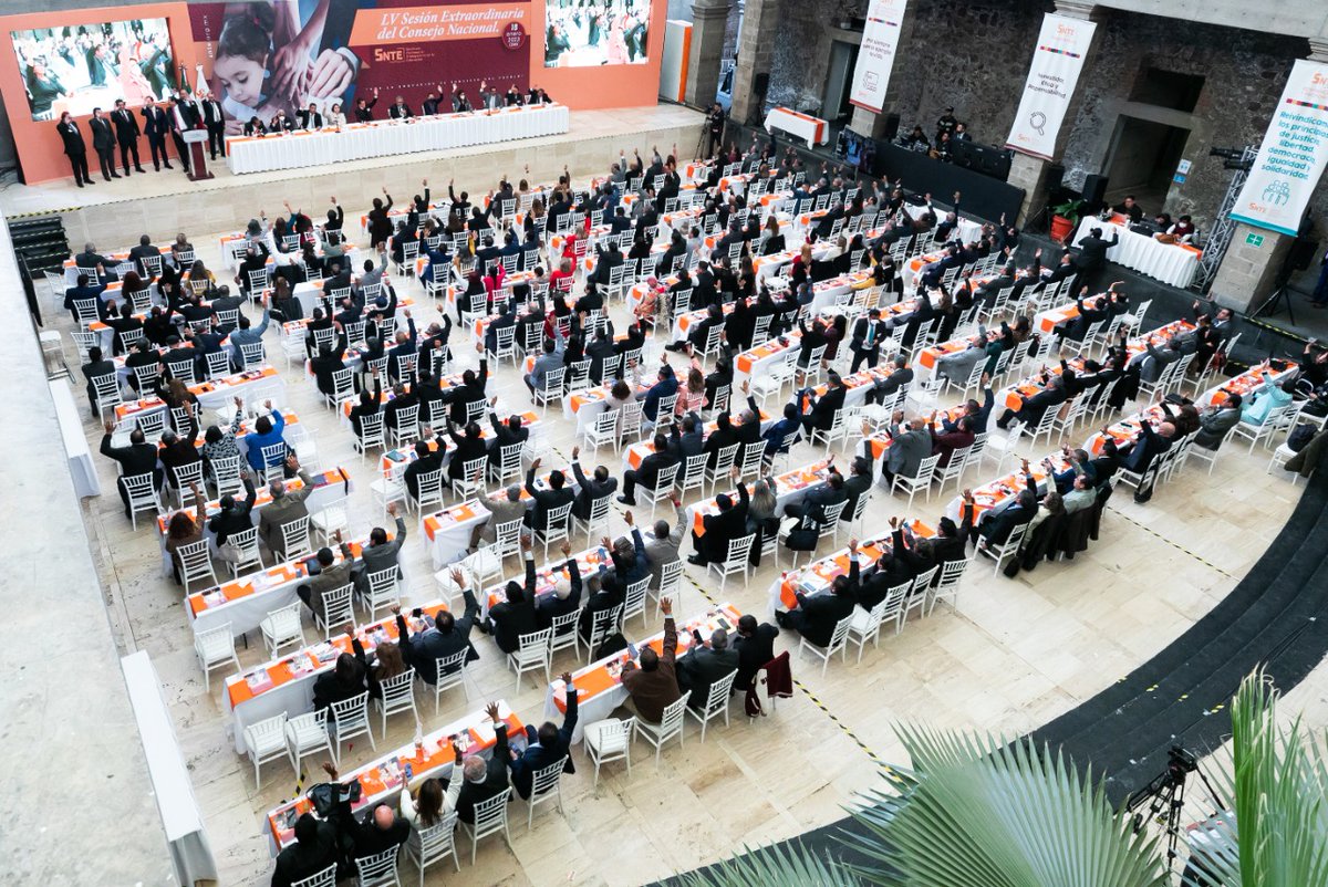 #SNTEunido 👥

Presenta dirigencia #SNTE 📚 avances y desafíos en LV Sesión Extraordinaria de Consejo Nacional 🔴 En cuatro años se han renovado 31 secciones con voto libe✔️ y secreto✔️ y en materia laboral se han logrado 755 mil basificaciones ✅

NOTA 👉 bit.ly/3wdqwvk