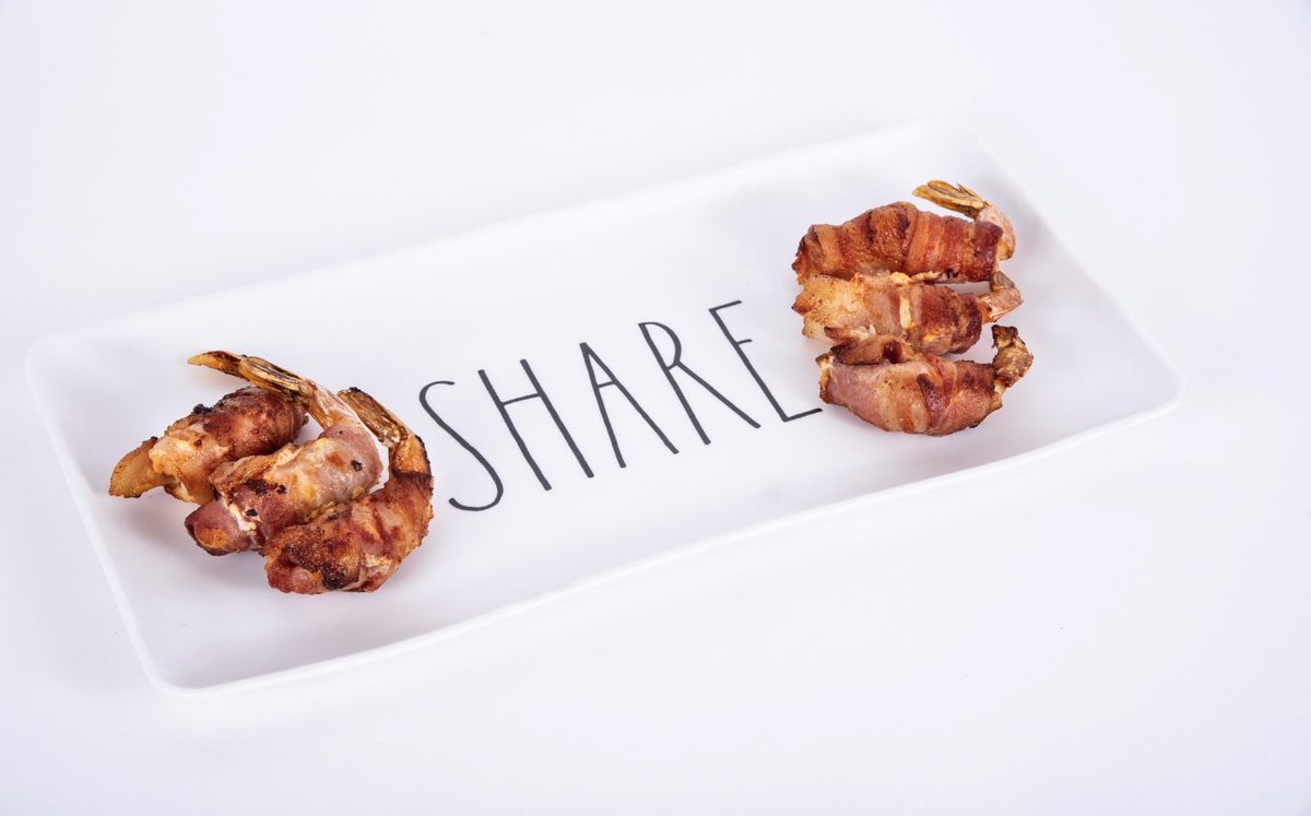 YOPBanquets's tweet photo. Camarones rellenos de queso crema, plátanos maduros envueltos en  tocineta  y un toque de salsa de guayaba.
#catering #banquet #appetizers #shrimpwrapedwithbacon #yopbanquetsservices https://t.co/UW6YCeo7hj