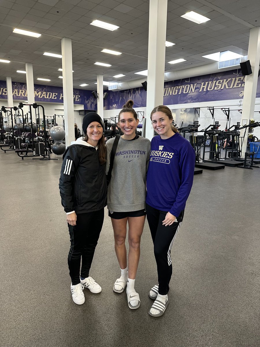 Thanks for stopping by training today <a href="/oliviavdj/">Olivia Van der Jagt</a>⁩ ⁦⁦and <a href="/ShaeHolmes_/">Shae Holmes</a>⁩ . All the best this season with ⁦@OLReign⁩. #GoHuskies