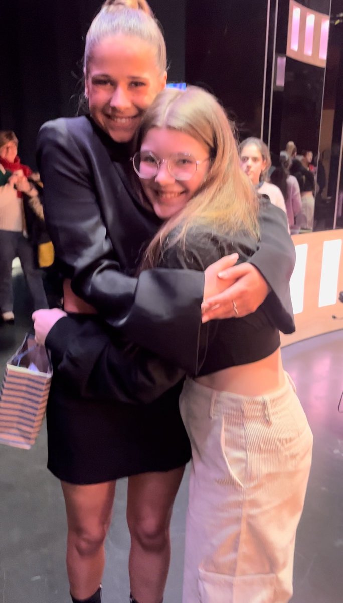 this_is_kirah's tweet photo. Today was literally the best day of the year!!!🤍🤍🪩🥺 #dedagvanvandaag @VRT @reallauratesoro @Kayleigh_jullau @tomwaes #bartcannaerts https://t.co/5UBTrZ4oJr