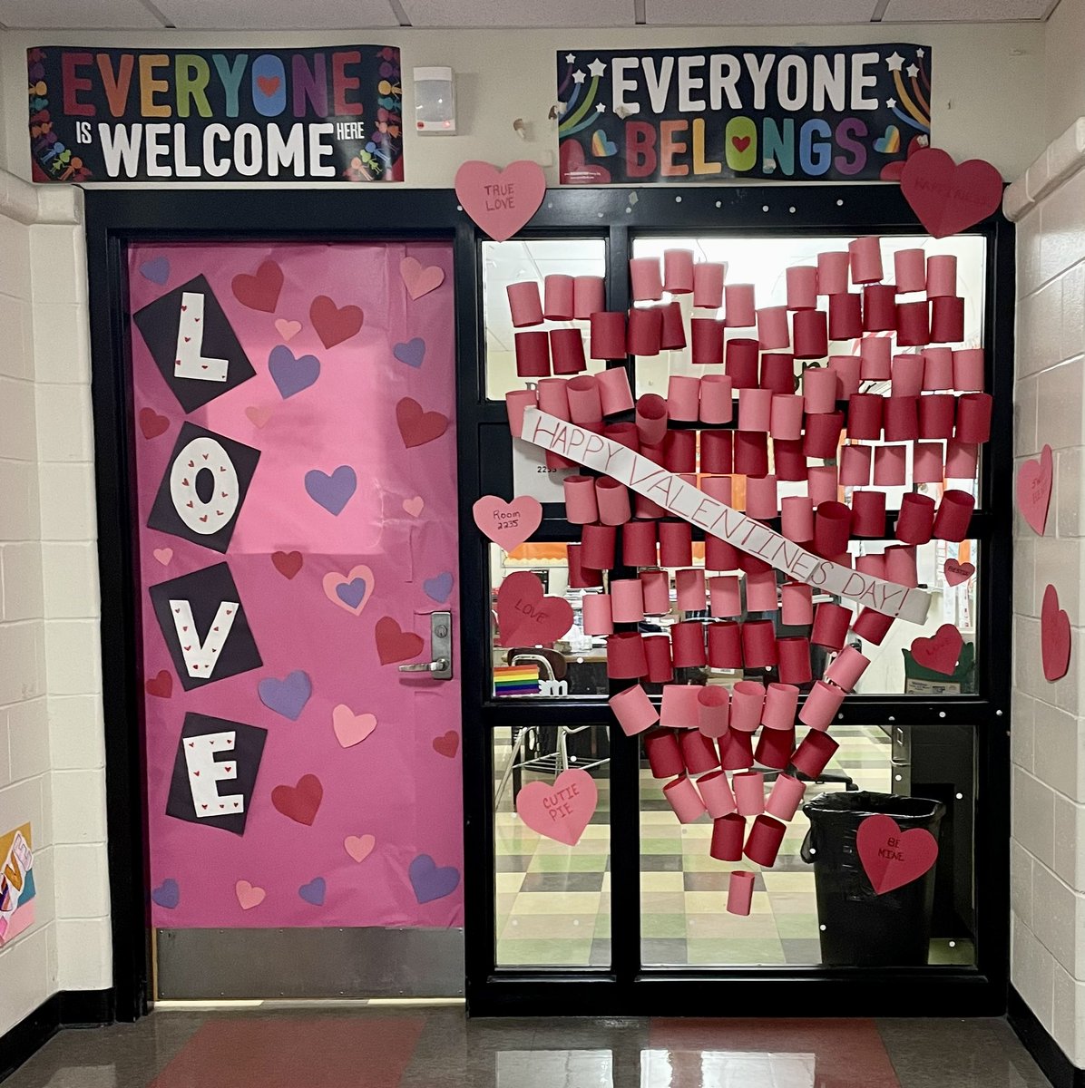 KA_CrimsonTimes's tweet photo. Valentine’s Day decorated classroom on the 2nd floor of EHS. https://t.co/pdjXBPZ9MM