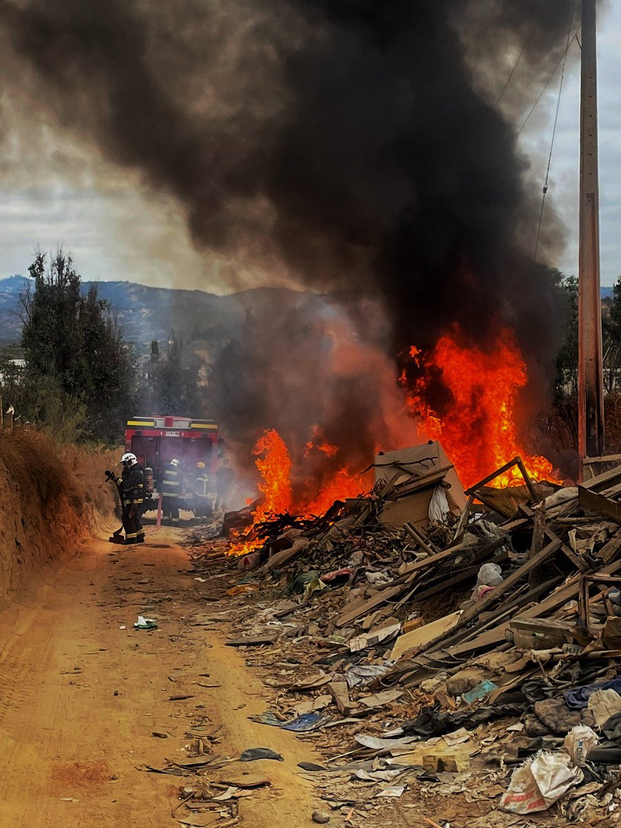 A esta hora nos encontramos con nuestra máquina 42 trabajando en el sector el Rocío por focos de pastizal y basura al costado de camino.-