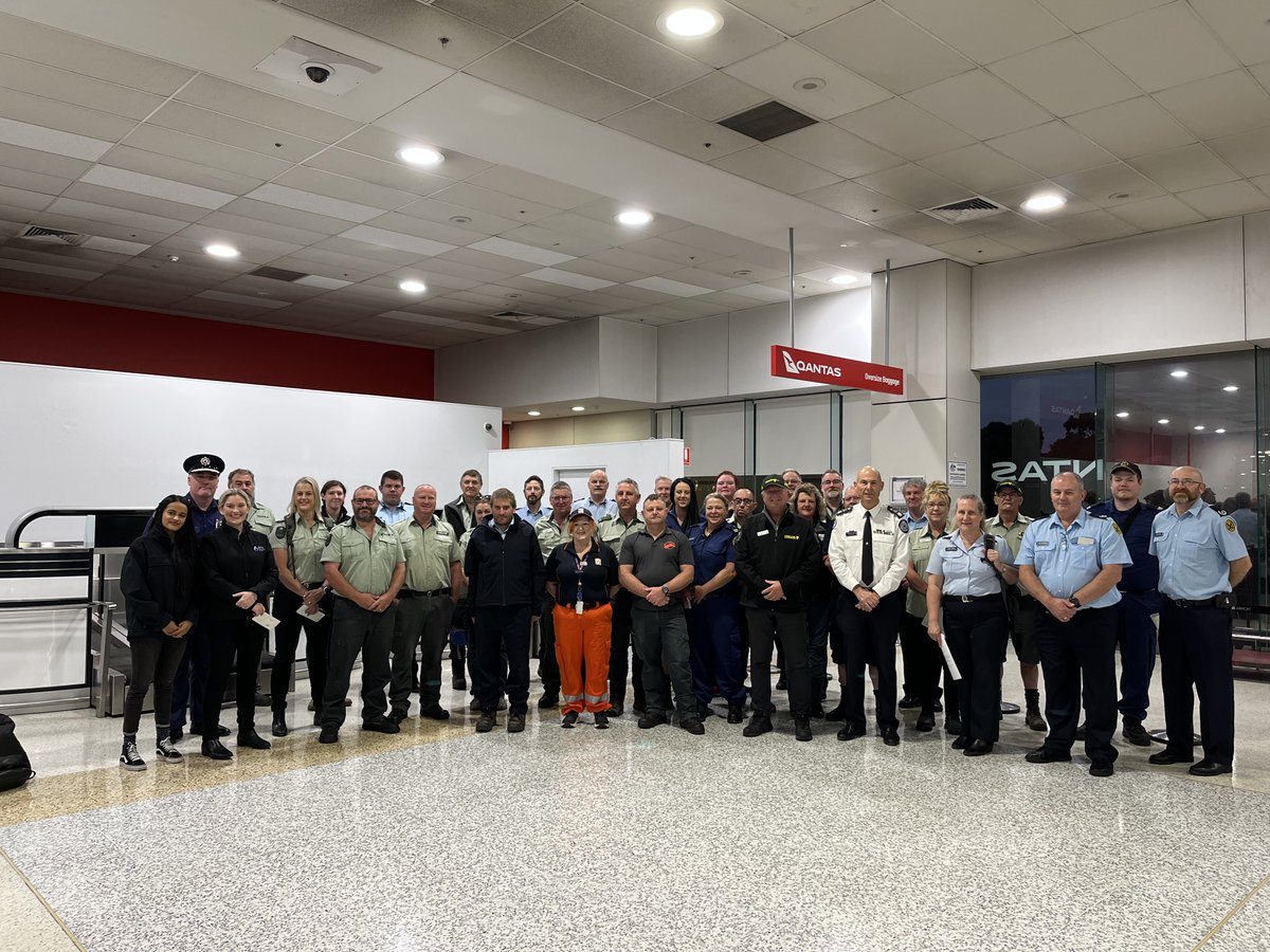 Great shot this morning of the 31 personnel from @vicsesnews, @CFA_Updates, @FFMVic, and @FireRescueVic travelling to Perth, Broome, and Fitzroy Crossing to support Western Australia in their flood response. #WeWorkAsOne