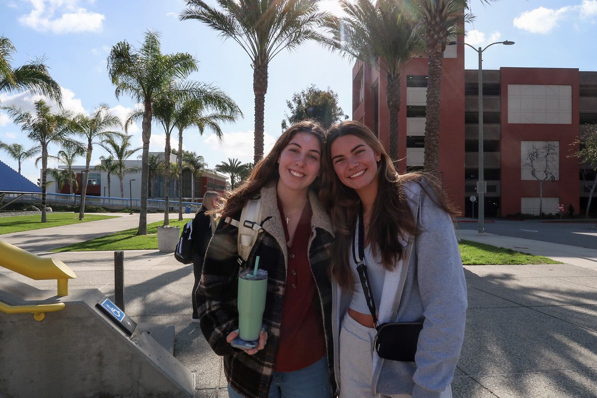 LBSUWVB's tweet photo. Welcome to college freshies 🤩

#GoBeach #BOOM https://t.co/SdwHyT4jdy
