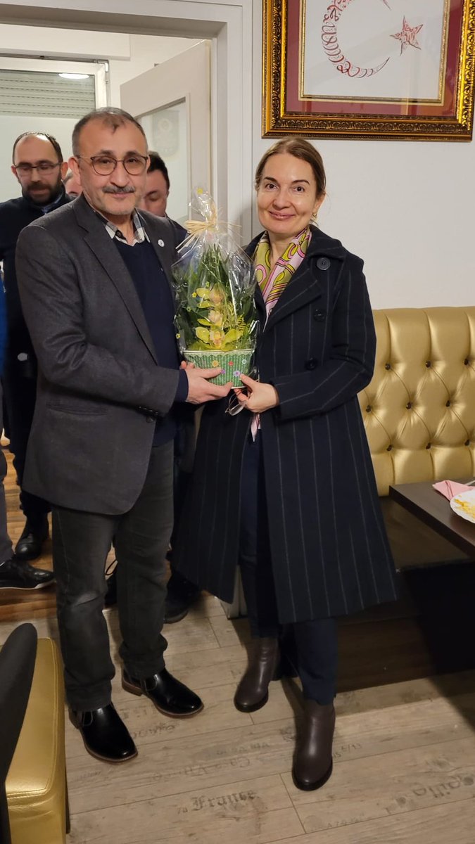 UID_Solingen's tweet photo. Ziyaretin sonunda #UID_Solingen Şube Başkanı Cemal #Ayıboğan. Değerli misafirimiz Sayın Başkonsolos Ayşegül Gök��en #Karaarslan hanımefendiyi  çiçekle uğurladı https://t.co/Jllbeiw0Wv
