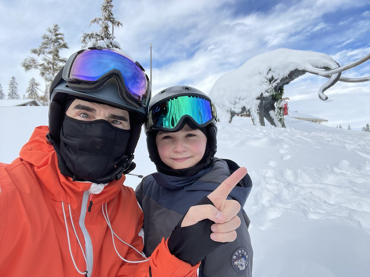 kevinrichardson's tweet photo. Thankful for all the snowfall out WEST this year! We sure needed it! 🙏🏼✌🏼❤️🏂 #snowplay https://t.co/Anx10aC2Px