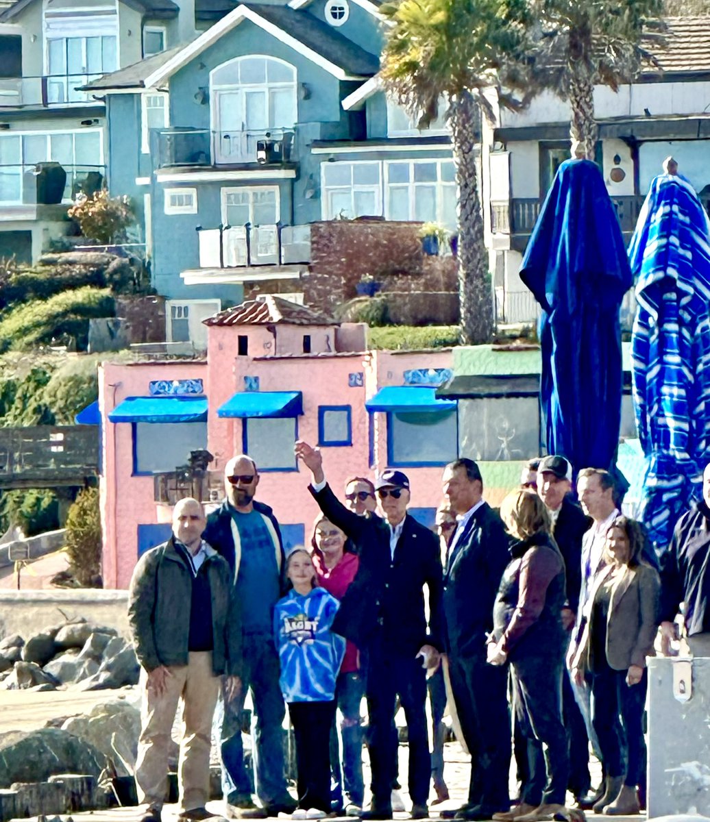 DanushaLameris's tweet photo. @NativeSantaCruz The wave in front of the iconic candy-colored houses of Capitola. https://t.co/vvsQhXAQnY