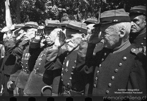 Veteranos chilenos de la Guerra del Pacífico participan en la fiesta del roto chileno el 20 de enero de 1947. Fotografía de Miguel Rubio Feliz