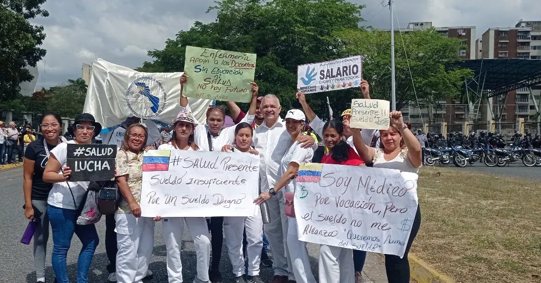 Cheohernandez91's tweet photo. #19Ene Más temprano estuvimos una vez más a los educadores, trabajadores, sector salud y demás gremios, que tomaron nuevamente las calles de #Maracay porque rendirse nunca será la opción.
Ellos seguirán alzando la voz, exigiendo #SueldosJustosYa #Protestas #Aragua #Educadores https://t.co/yKqE3t3VyS