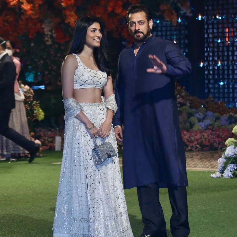 He's looking soooo good in this royal blue Kurta!! Masha'Allah 🤌🏻❤️‍🔥

#SalmanKhan
#AnantRadhikaEngagement