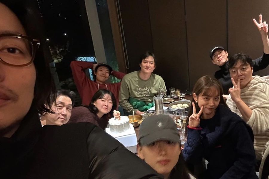 soompi's tweet photo. "#Reply1988" Cast And Director Gather Together For Heartwarming Reunion 
https://t.co/AKTCjnkr0E https://t.co/AbwX4xflZx