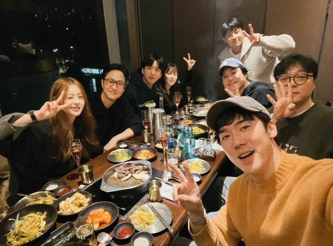 KoreanUpdates's tweet image. Cast of Reply series #Reply1997 #Reply1994 and #Reply1988 who recently reunited!

So no one want to pick them up for a joint variety show? Anyone? @/NaPD @/tvN @/thereisnoendtofun