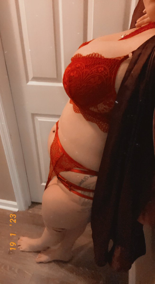 Mommielee's tweet photo. Red garters/ red chocker 😈 spicy page in bio 🌶️ https://t.co/UXB2Wp7oiA