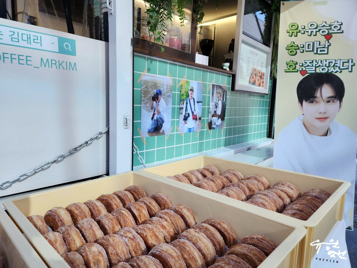 actoryoocom's tweet photo. 거래  촬영장에 유승호닷컴 커피차가 도착했습니다☕️ 설연휴를 앞두고 열심히 촬영중인 배우님 응원차 간식과 커피 세투세투로 준비해봤습니다 :) 

#유승호 #YooSeungHo #유승호닷컴 https://t.co/ys2Y6AWEhM