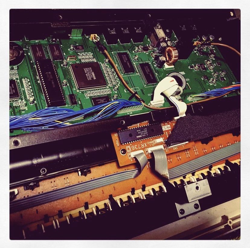 ComKagoshimania's tweet photo. 手元にあるヤマハのシンセの中身。
高校の頃に買ってもらって、しばらく放置していたせいか、出音が極端に小さい…
直したいのだが、どこが壊れているのか皆目見当がつかない…
音量以外は全然問題ないのだが…
#yamaha
#cs2x https://t.co/A76AXwMoWG