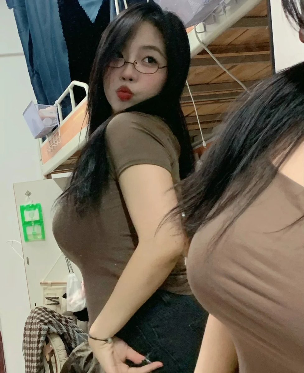 YTamakj's tweet photo. 大奶眼镜妹宿舍对镜自拍 https://t.co/0scV4oxpfN