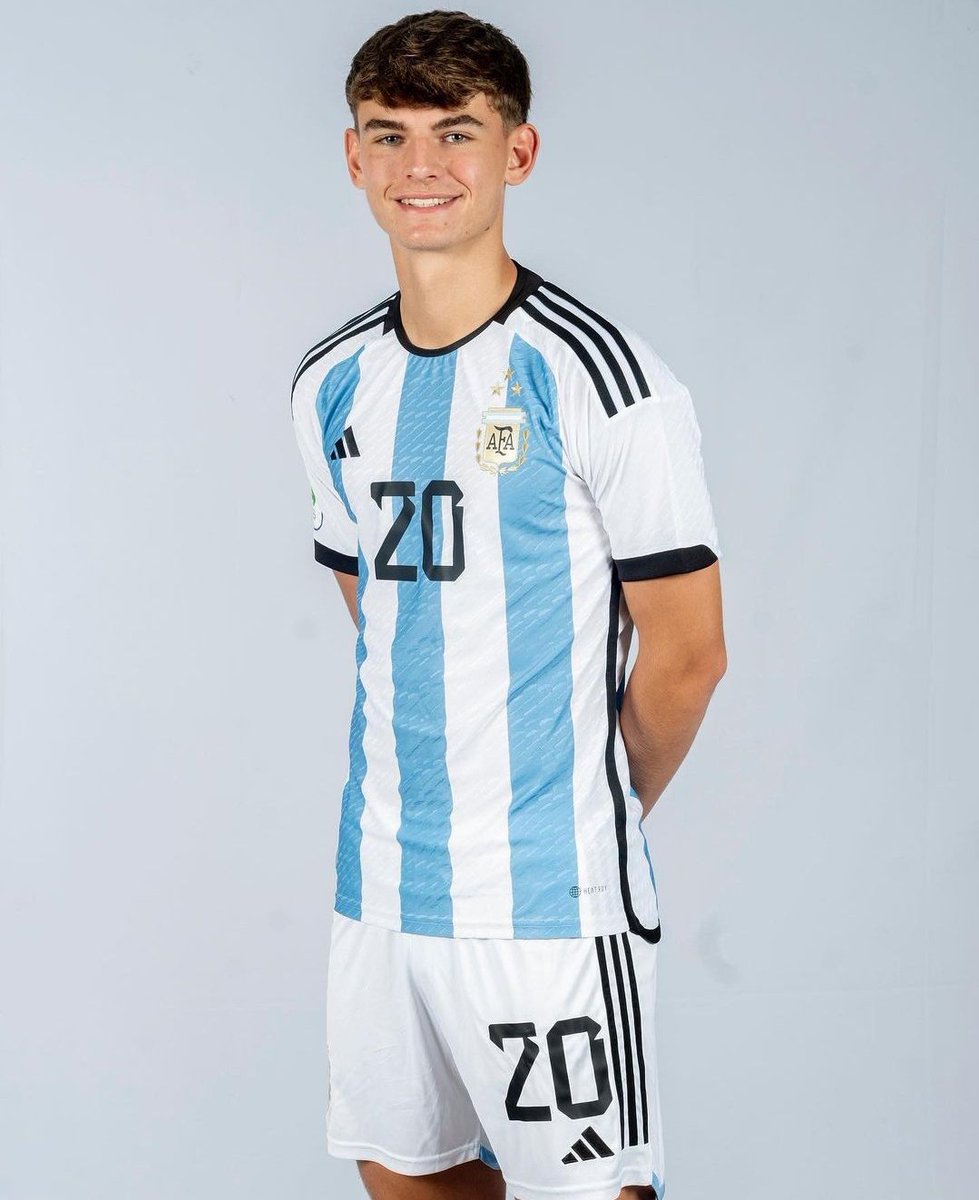 frasesprofepela's tweet photo. Me declaro totalmente FANÁTICO ENFERMO de Nico Paz y me subo a su barco hoy mismo, el video en el que le hacen preguntas y él trata con toda su alma de hacer acento argentino pero después dice "balón, míster" jajjajajaj que pibe hermoso nos va a traer la cuarta el hijo de puta https://t.co/Rmfv2mmfqr