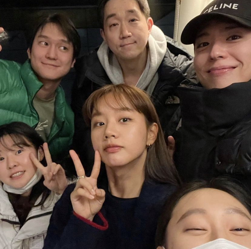 ‘REPLY 1988’ casts reunion ✨

Lee Dong Hwi shared snaps of their recent reunion with Director Shin Won Ho along with his co-cast Park Bo Gum, Go Kyung Pyo, Girl’s Day’s Hyeri, Ryu Jun Yeol, Lee Min Ji, Ryu Hye Young, and Choi Sung Won.

This amazing drama aired 8 years ago 💛