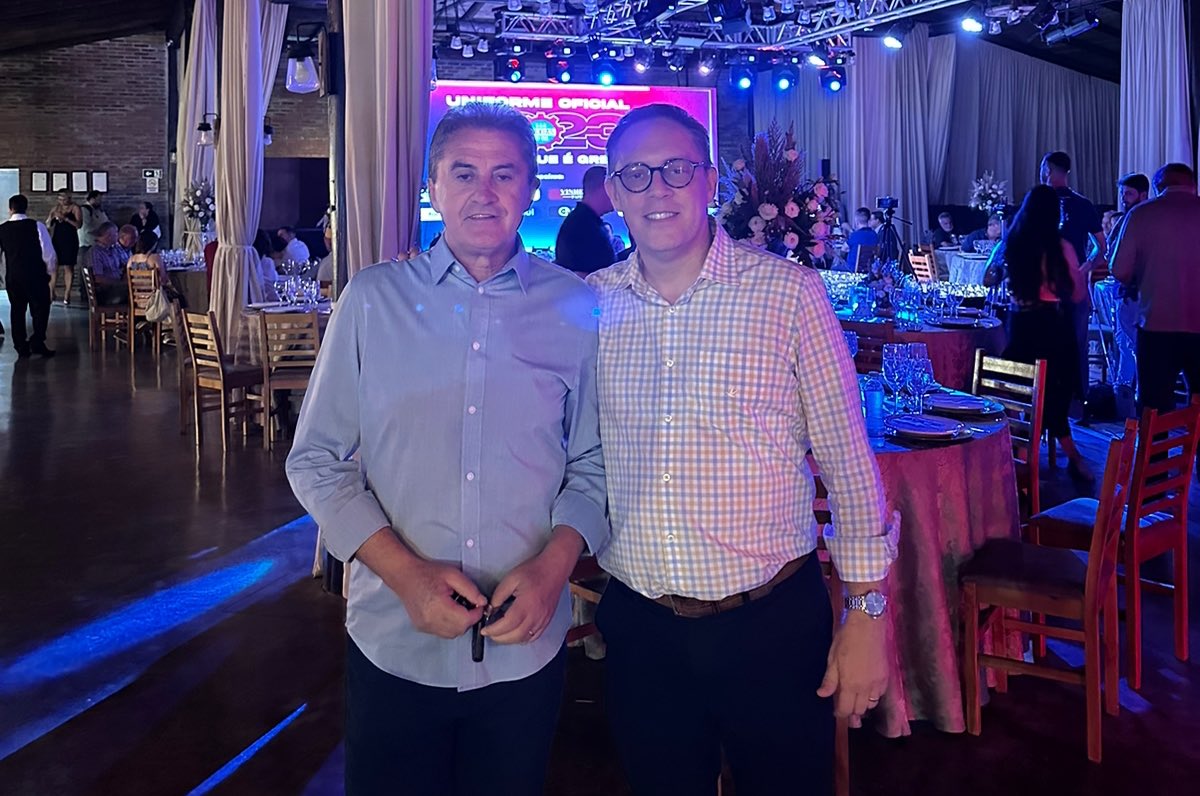Prestigiando o evento de lançamento dos uniformes do <a href="/sercaxias/">S.E.R. Caxias</a>, ao lado do meu amigo e vice-presidente da <a href="/CBF_Futebol/">brasil</a> Francisco Novelletto.