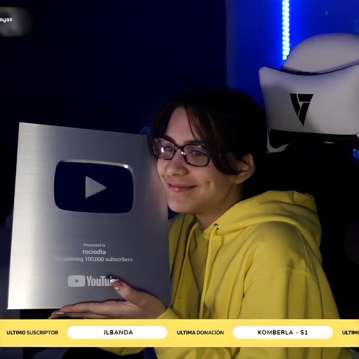 RociodtaACHV's tweet photo. La Streamer / Youtuber Rociodta sobrepasa los 100.000 subs de YouTube obteniendo así el botón de Plata de YouTube 

Obteniendo su primer reconocimiento físico de su canal de YouTube y el primero que otorga YouTube en general.

Realizó el unboxing y celebración en directo 💛🐶 https://t.co/1MMvieE4ZG