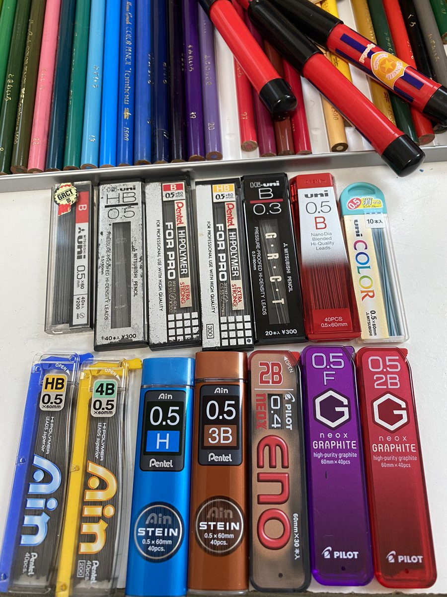 sawatarikaki's tweet photo. 昔と今のシャー芯のパッケージなど
#三菱
#uni
#PILOT 
#GRAPHITE
#eno
#Hiuni
#HIpolymer  
#GRCT
#uniCOLOR
#ぺんてる
#Ain https://t.co/O9d4MkUUEW