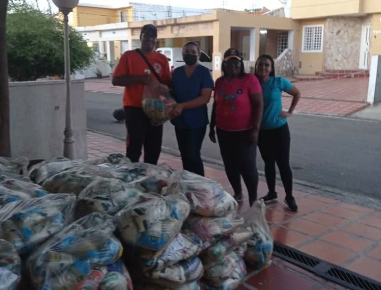 #Zulia | La Misión Alimentación junto al poder popular se desplegó casa a casa para atender con combos de alimentos #CLAP a 22.512 familias situadas en 62 comunidades de la Parroquia Raúl Leoni del municipio Maracaibo. 

#AlimentarEsVencer