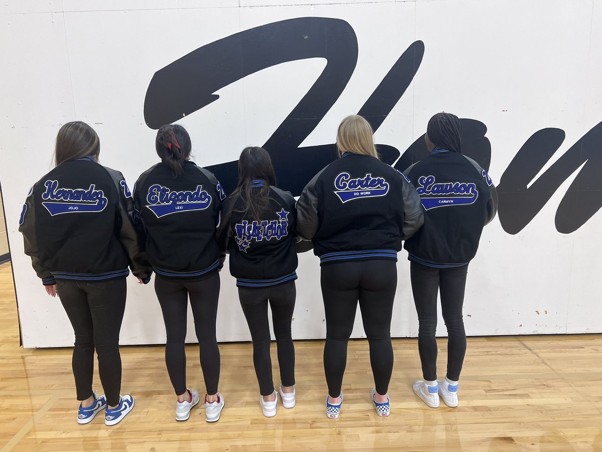 CoachVTorres44's tweet photo. Celebrating our athletes is always a fun time! So proud of our volleyball athletes and everybody else who got their letterman today!
ππππβΎοΈπ₯ππΌββοΈπ€½πΌββοΈππ½ββοΈ
#lettermanday #empower @VolleyballNf @NFHS_TrueNorth https://t.co/OpdheA4nxi