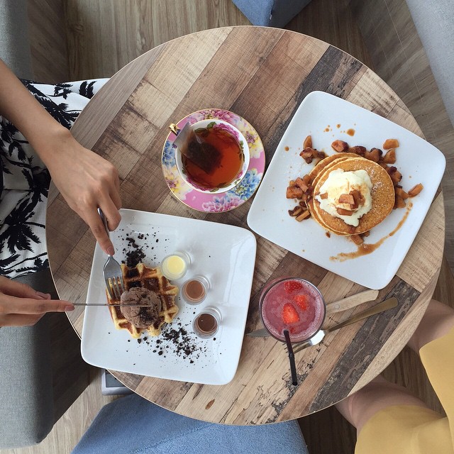 ElisKoh0214's tweet photo. 有花，有茶，有宁，有���事，这是一个美好的下午茶时光。
With flowers, tea, ning, and stories, it was a wonderful afternoon tea time.

#foodphotography #Waffles #delicious #delicious #FoodIsLife #LunchOnTheGo #NomNom
#FoodieAdventures #gourmet https://t.co/uQTw6cNhW8