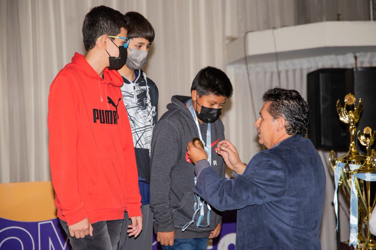CSomosCampeones's tweet photo. Premiamos a destacados deportistas de Frontón y Pelota Mano en el marco del campeonato de apertura de la Asociación de Frontón y Pelota de Mano, Kanata Gestión 2022. Una disciplina que emerge entre los deportes bolivianos. 🏸 https://t.co/YU0wn4Nmw5