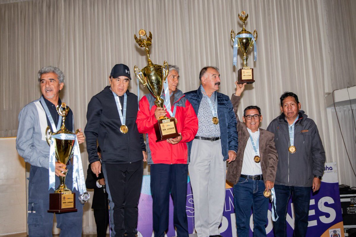 CSomosCampeones's tweet photo. Premiamos a destacados deportistas de Frontón y Pelota Mano en el marco del campeonato de apertura de la Asociación de Frontón y Pelota de Mano, Kanata Gestión 2022. Una disciplina que emerge entre los deportes bolivianos. 🏸 https://t.co/YU0wn4Nmw5