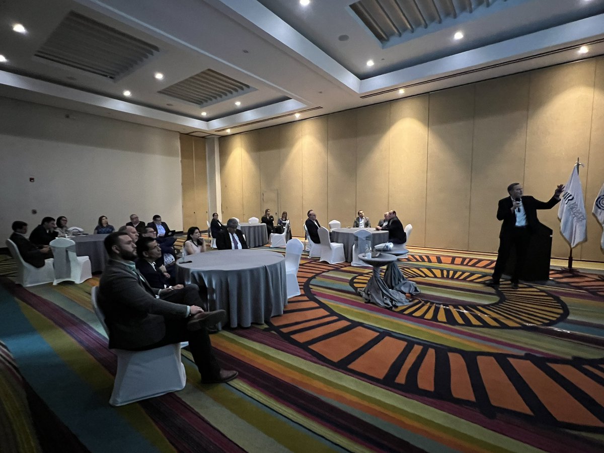 BolsaValoresSV's tweet photo. Nos encontramos en la presentación de la ruta de trabajo para 2023 y de las perspectivas económicas para este año, entorno en el que trabajará el Mercado de Valores local. Listos para fortalecer el negocio bursátil en El Salvador. Rolando Duarte y Valentín Arrieta exponen https://t.co/DP3Z5GIysv