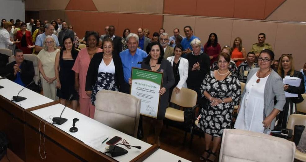 Para homenajear a quienes en nuestro sector tanto aportan desde la investigación científica al desarrollo, perfeccionamiento y consolidación de la #Salud en #Cuba, celebramos este jueves el acto por el Día de la Ciencia Cubana.

#CubaPorLaVida 🇨🇺