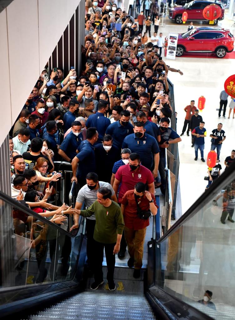 jokowi's tweet photo. Siang ke pasar tradisional, pada malam hari saya ke mal. Tadi malam, saya mengunjungi Manado Town Square. 

Pusat perbelanjaan di ibu kota Sulawesi Utara ini benar-benar ramai pengunjung. Saya sempat berkeliling, menyapa pengunjung, berbelanja, bahkan bersantap malam di sini. https://t.co/Zq9cjYUrEM