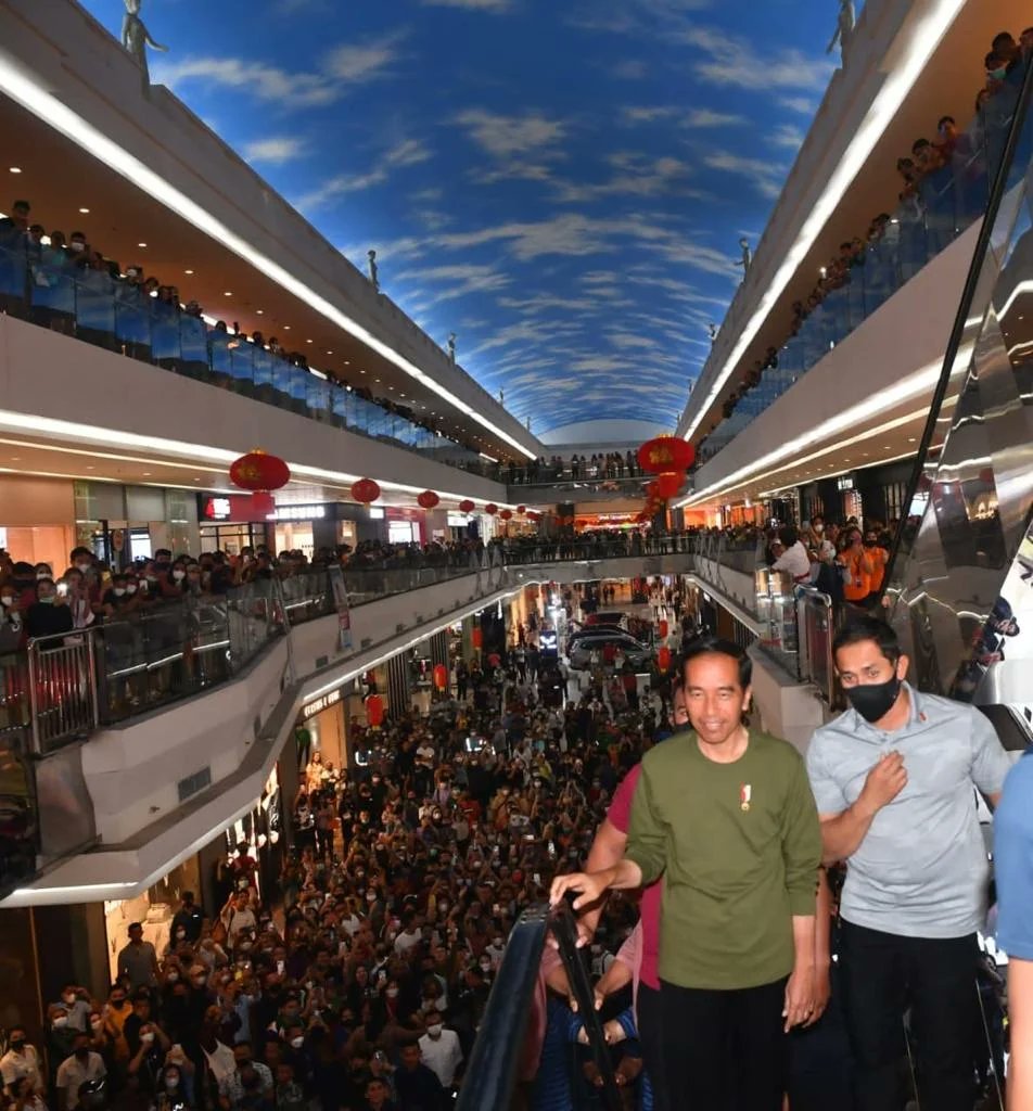 Siang ke pasar tradisional, pada malam hari saya ke mal. Tadi malam, saya mengunjungi Manado Town Square. 

Pusat perbelanjaan di ibu kota Sulawesi Utara ini benar-benar ramai pengunjung. Saya sempat berkeliling, menyapa pengunjung, berbelanja, bahkan bersantap malam di sini.