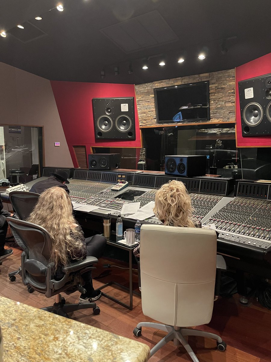 StevieNicks's tweet image. Happy Birthday to my new friend, @DollyParton! Had so much fun singing with you!