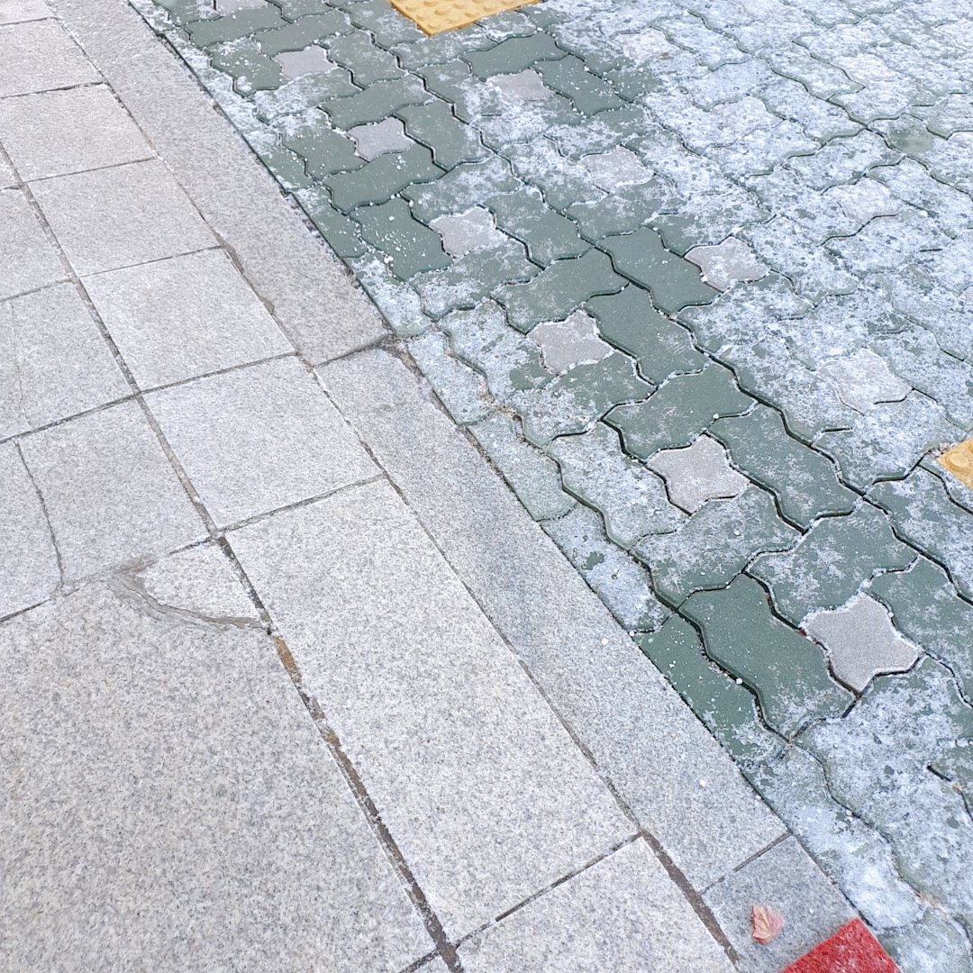 bee_be_n's tweet photo. 트위터 써야만할 큰 일
눈와서 출근하다 넘어짐.
출근했는데 아무도 없음. 
다시 집가는 중.. https://t.co/E0NRFkXJ7M