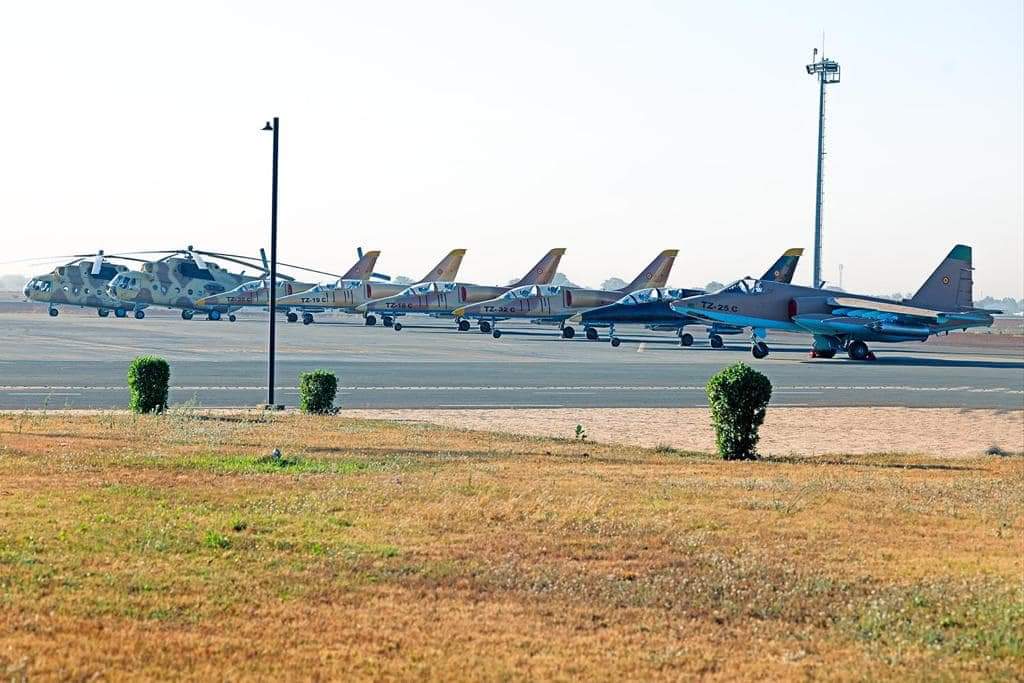 J'ai remis, ce jeudi 19 janvier 2023, les clefs de plusieurs nouveaux aéronefs au Chef d’État-Major Général de l’Armée de l’air. Des appareils qui vont renforcer la flotte aérienne de l’Armée nationale.#DirpaFamas