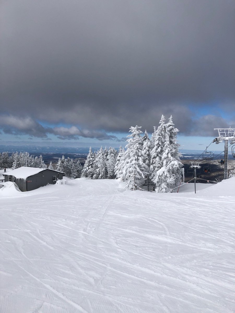 BestWesternVT's tweet photo. Let it snow people!  Let it snow.❄️ ❄️ ⛷️ 🏂 ☃️  #ski #vermont #letsgo https://t.co/toYxmWix4F