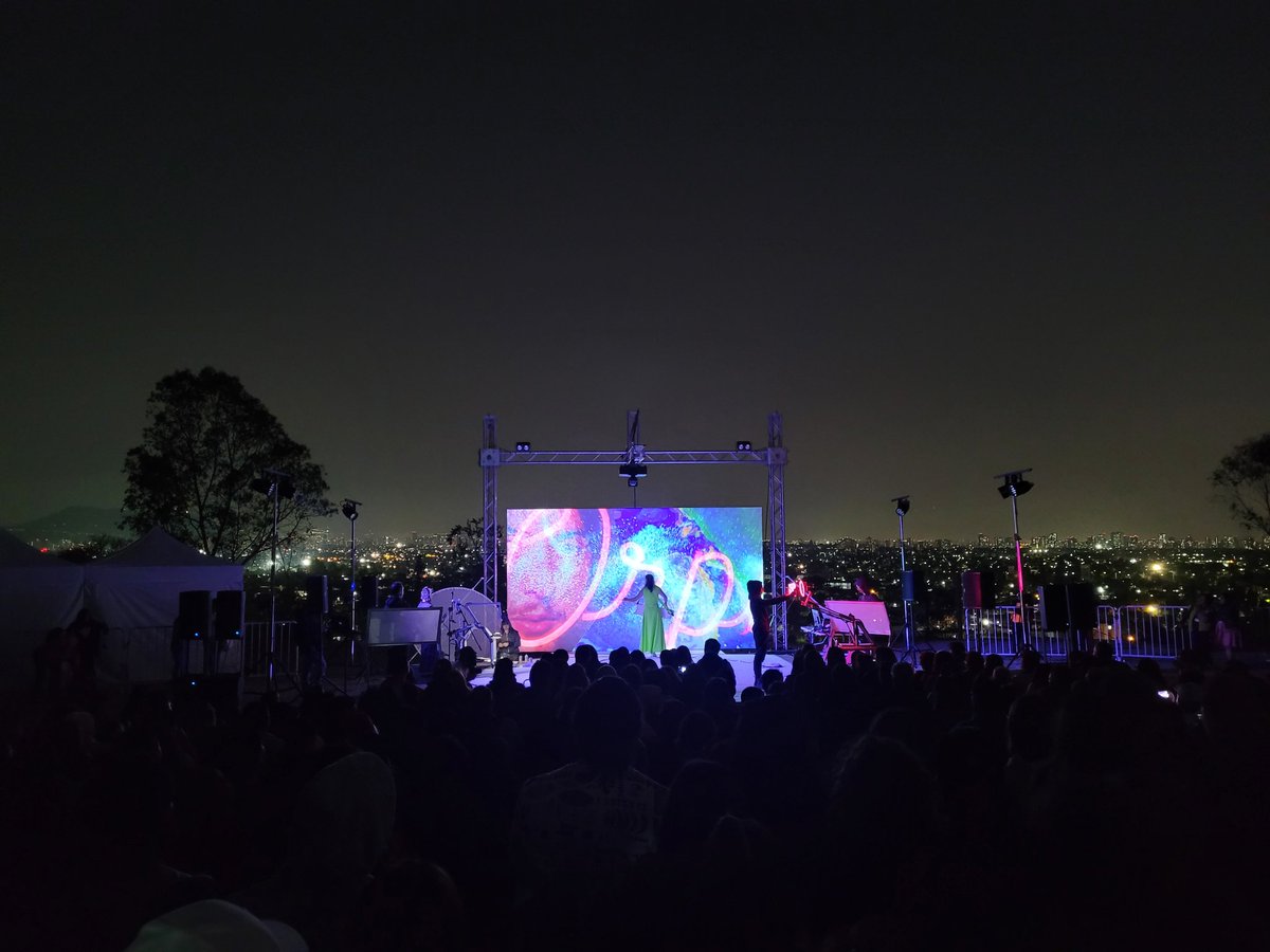 cn_castro's tweet photo. A "cerro lleno" cerramos la saga del #FestivalTeatroAMil2023 en Renca, con la obra Orpheus de la compañía catalana @Insectotropics, y la vista única que ofrece el Parque Metropolitano #CerrosDeRenca⛰️💚 
#EnRencaSomosCultura https://t.co/mEcBGywGhU
